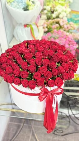 Композиция в коробке из 101 красной розы