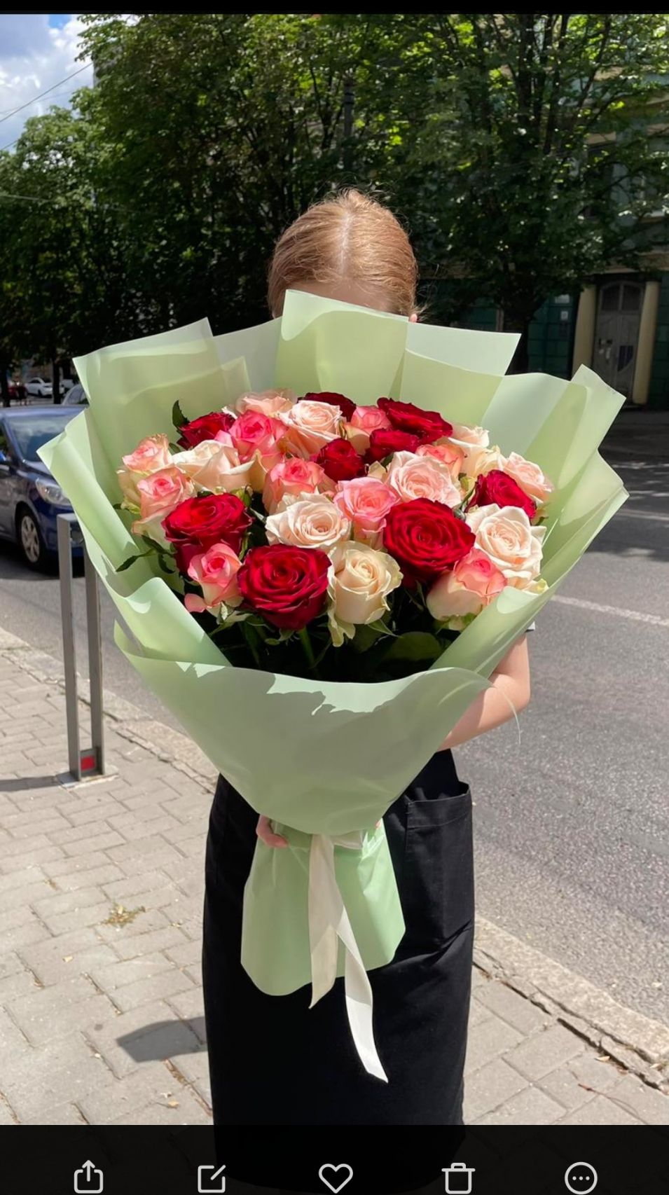 Букет из 31 разноцветных роз